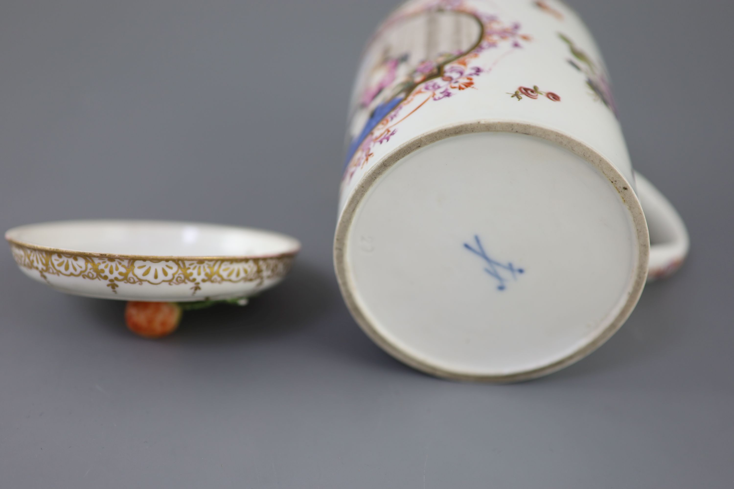 A Meissen cylindrical tankard and cover, late 19th century, 16cm high